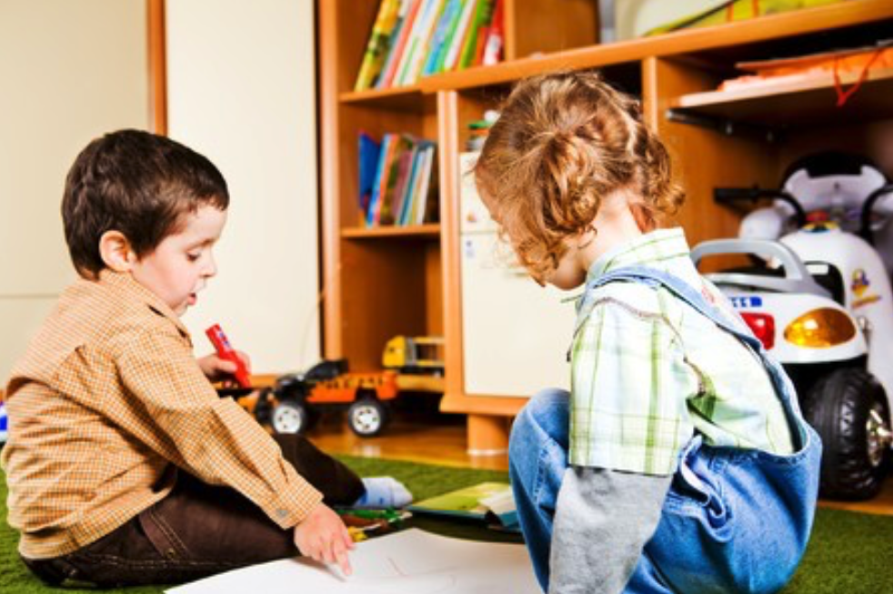 Hoe stimuleer je zelfredzaamheid bij je kind Baby- en Kinderzorg Venray helpt ouders met tips, routines en begeleiding voor kinderen van 1–4 jaar.